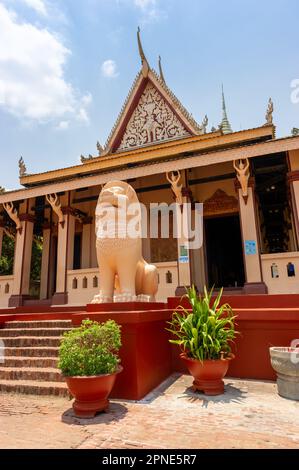 L'entrée principale du temple bouddhiste Wat Daun Penh, au sommet d'une colline, Phnom Penh, Cambodge Banque D'Images