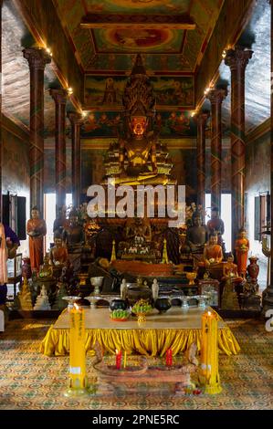 Le sanctuaire à l'intérieur du temple bouddhiste Wat Daun Penh, Phnom Penh, Cambodge Banque D'Images