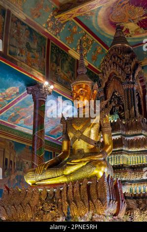 Le sanctuaire à l'intérieur du temple bouddhiste Wat Daun Penh, Phnom Penh, Cambodge Banque D'Images