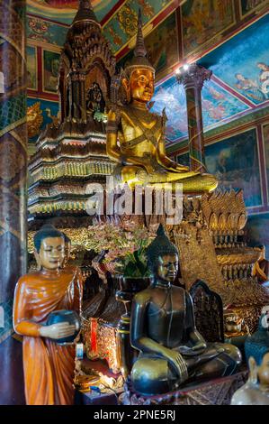 Le sanctuaire à l'intérieur du temple bouddhiste Wat Daun Penh, Phnom Penh, Cambodge Banque D'Images