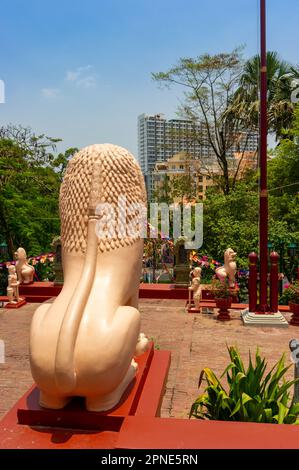 Vue depuis l'entrée du temple bouddhiste Wat Phnom Penh Daun, au sommet d'une colline, Phnom Penh, Cambodge Banque D'Images