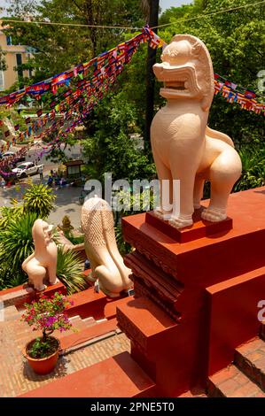 Vue depuis l'entrée du temple bouddhiste Wat Phnom Penh Daun, au sommet d'une colline, Phnom Penh, Cambodge Banque D'Images