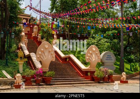 L'entrée principale du temple bouddhiste Wat Daun Penh, au sommet d'une colline, Phnom Penh, Cambodge Banque D'Images