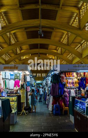 Les arches de l'intérieur du marché central, Phnom Penh, Cambodge Banque D'Images