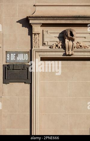 Un cornero rufous (Furnarius rufus) nichent (oiseau argentin national) sur le mur extérieur d'un bâtiment de style colonial à Las Flores, en Argentine. Banque D'Images