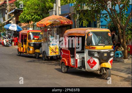 Phnom Penh Tuc Tuc chauffeurs en attente pour affaires Banque D'Images