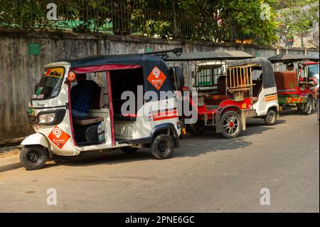 Phnom Penh Tuc Tuc chauffeurs en attente pour affaires Banque D'Images