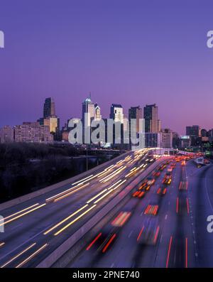 2000 ROUTE HISTORIQUE 76 INTERSTATE HIGHWAY DOWNTOWN SKYLINE PHILADELPHIA PENNSYLVANIA USA Banque D'Images