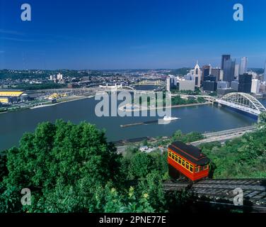 2002 TÉLÉPHÉRIQUE HISTORIQUE ROUGE DUQUESNE INCLINAISON MOUNT WASHINGTON PITTSBURGH SKYLINE PENNSYLVANIE USA Banque D'Images