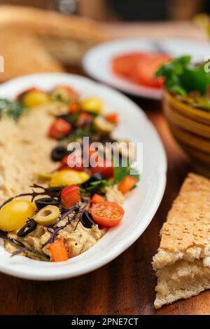 Houmous faits maison avec du pain plat. Banque D'Images