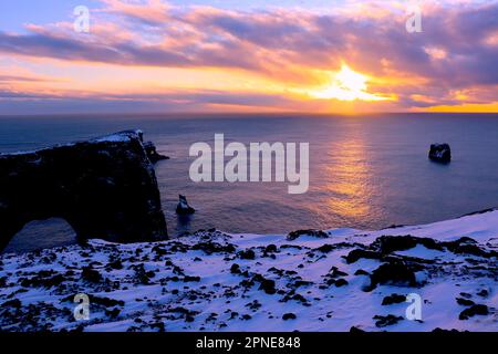 Dyrhólaey Islande, coucher de soleil en hiver Banque D'Images