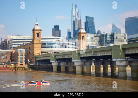 Un bateau avec le drapeau de la Grande-Bretagne passant par le pont Southwark et le quai Walbrook, Londres, Royaume-Uni. Banque D'Images