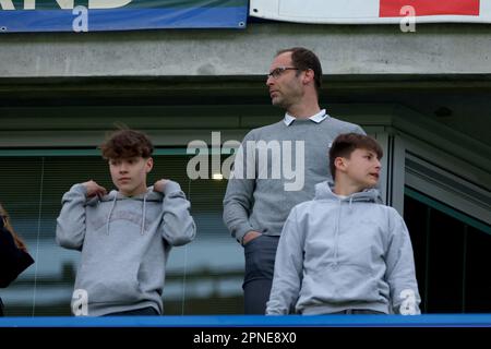 18th avril 2023 ; Stamford Bridge, Chelsea, Londres, Angleterre : Champions League football, quart de finale, deuxième jambe, Chelsea versus Real Madrid ; Petr Cech, joueur de Chelsea ex, est dans la boîte des réalisateurs Banque D'Images