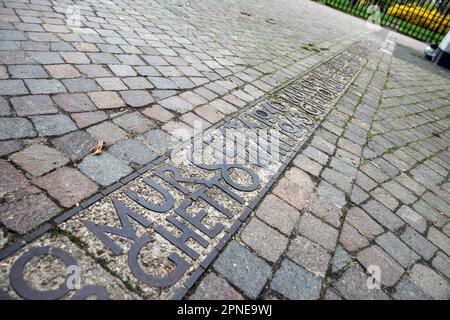 Les bornes du ghetto de Varsovie sont des lignes de démarcation commémoratives qui marquent le périmètre maximal des anciens murs du ghetto juif établis par les nazis en 1940 à Varsovie occupée. Cette année, 19 avril, le monde célébrera le 80th anniversaire du soulèvement du ghetto de Varsovie, le premier soulèvement métropolitain de grande envergure dans l'Europe occupée par les nazis. Le soulèvement est devenu un symbole éternel de la résistance des juifs polonais contre l'Holocauste. Entre 1942 et 1943 Allemands ont transporté plus de 300 000 juifs du ghetto de Varsovie au camp de la mort de Treblinka et d'autres camps.Un jour avant le fonctionnaire Banque D'Images