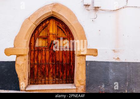 Détail des portes de la maison. Quartier médiéval d'Albuquerque. Quartier médiéval 'Villa Adentro'. Villa Adentro ou Barrio de la Teta Negra. Alburquer Banque D'Images