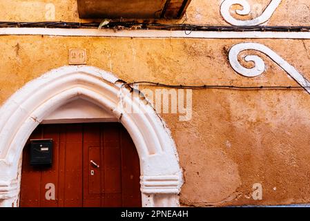 Détail des portes de la maison. Quartier médiéval d'Albuquerque. Quartier médiéval 'Villa Adentro'. Villa Adentro ou Barrio de la Teta Negra. Alburquer Banque D'Images