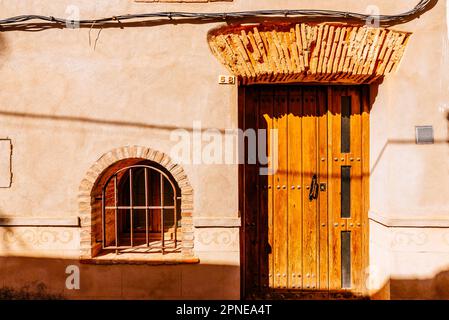 Détail des portes de la maison. Quartier médiéval d'Albuquerque. Quartier médiéval 'Villa Adentro'. Villa Adentro ou Barrio de la Teta Negra. Alburquer Banque D'Images