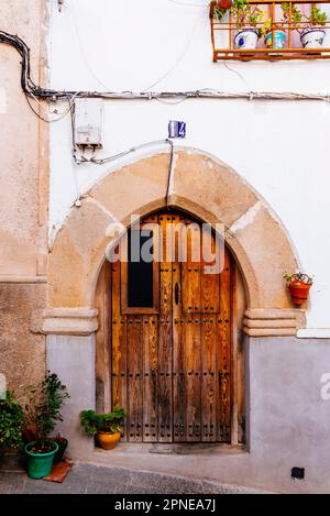 Détail des portes de la maison. Quartier médiéval d'Albuquerque. Quartier médiéval 'Villa Adentro'. Villa Adentro ou Barrio de la Teta Negra. Alburquer Banque D'Images