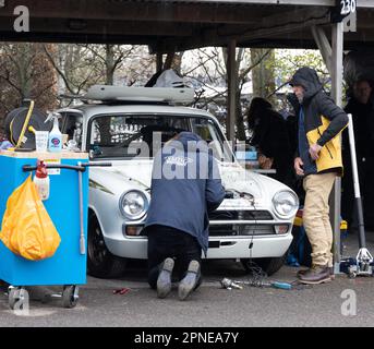 2023 avril - White Lotus cortina ayant du travail changeant sa mission dans le paddock à la réunion des membres de Goodwood 80th. Banque D'Images