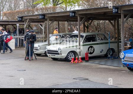 2023 avril - White Lotus cortina ayant travaillé dans le paddock à la réunion des membres de Goodwood 80th. Banque D'Images