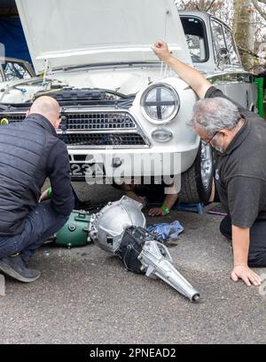 2023 avril - White Lotus cortina ayant du travail changeant sa mission dans le paddock à la réunion des membres de Goodwood 80th. Banque D'Images