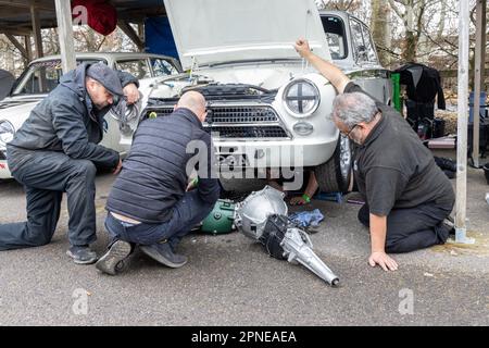 2023 avril - White Lotus cortina ayant du travail changeant sa mission dans le paddock à la réunion des membres de Goodwood 80th. Banque D'Images