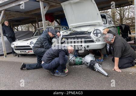 2023 avril - White Lotus cortina ayant du travail changeant sa mission dans le paddock à la réunion des membres de Goodwood 80th. Banque D'Images