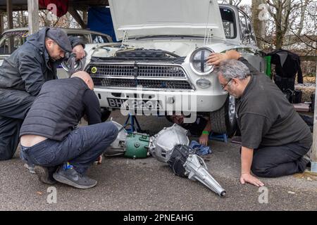 2023 avril - White Lotus cortina ayant du travail changeant sa mission dans le paddock à la réunion des membres de Goodwood 80th. Banque D'Images