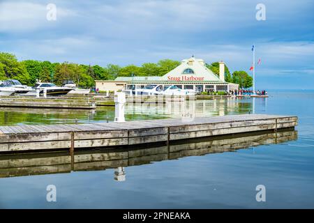 Jetée et restaurant sur le front de mer à Port Credit, Mississauga, Ontario, Canada. Banque D'Images