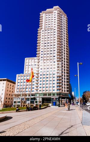 Torre de Madrid, tour de Madrid, est l'un des plus hauts bâtiments de Madrid. Il a été conçu par les architectes Julián et José María Otamendi Machimba Banque D'Images