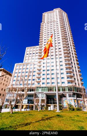 Tour de Madrid et drapeau géant de l'Espagne. Torre de Madrid, tour de Madrid, est l'un des plus hauts bâtiments de Madrid. La Plaza de España, place de l'Espagne, est un Banque D'Images