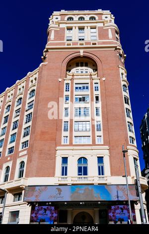 Le Palacio de la Prensa est un bâtiment en briques situé à Madrid. Il est situé dans la Gran Vía, en face de la place Callao. Commandé par la presse de Madrid Banque D'Images