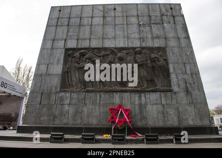 Varsovie, Mazowieckie, Pologne. 18th avril 2023. L'inverse du Monument aux héros du ghetto commémore les insurgés juifs du ghetto de Varsovie, qui a duré du 19 avril 1943 au 16 mai 1943. Cette année, 19 avril, le monde marquera le 80th anniversaire du soulèvement du ghetto de Varsovie '''', le premier soulèvement métropolitain de grande envergure dans l'Europe occupée par les nazis. Le soulèvement est devenu un symbole éternel de la résistance des juifs polonais contre l'Holocauste. Entre 1942 et 1943 Allemands ont transporté plus de 300 000 juifs du ghetto de Varsovie au camp de la mort de Treblinka et d'autres camps Banque D'Images