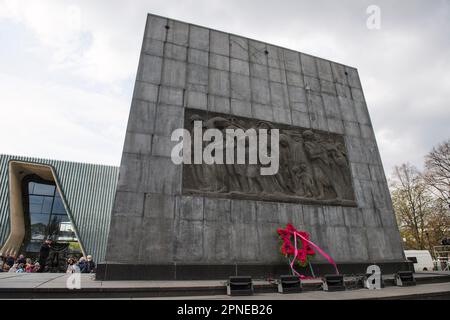 Varsovie, Mazowieckie, Pologne. 18th avril 2023. L'inverse du Monument aux héros du ghetto commémore les insurgés juifs du ghetto de Varsovie, qui a duré du 19 avril 1943 au 16 mai 1943. Cette année, 19 avril, le monde marquera le 80th anniversaire du soulèvement du ghetto de Varsovie '''', le premier soulèvement métropolitain de grande envergure dans l'Europe occupée par les nazis. Le soulèvement est devenu un symbole éternel de la résistance des juifs polonais contre l'Holocauste. Entre 1942 et 1943 Allemands ont transporté plus de 300 000 juifs du ghetto de Varsovie au camp de la mort de Treblinka et d'autres camps Banque D'Images