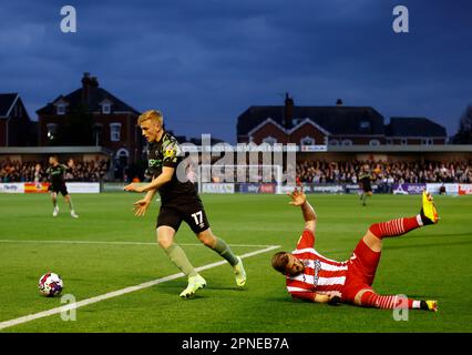 Louie Sibley du comté de Derby (à gauche) et Pierce Sweeney d'Exeter City lors du match de la Sky Bet League One à St James Park, Exeter. Date de la photo: Mardi 18 avril 2023. Banque D'Images