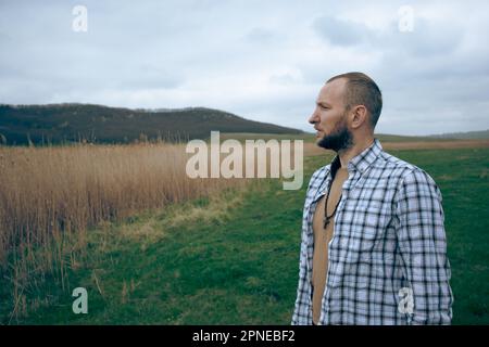 Photo portrait d'un homme à la campagne Banque D'Images