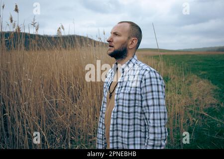 Photo portrait d'un homme à la campagne Banque D'Images