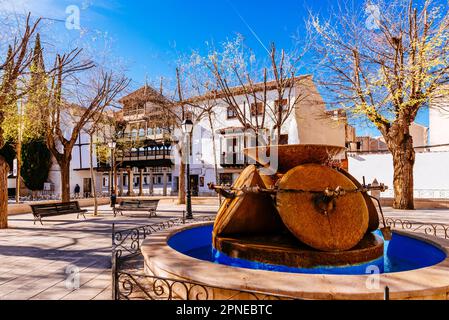Fontaine avec meules de moulin sur la Plaza Orden - place Orden. Tembleque, Tolède, Castilla-la Mancha, Espagne, Europe Banque D'Images