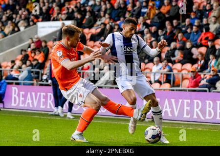 Blackpool, Royaume-Uni. 18th avril 2023. Jordan Thorniley #34 de Blackpool challenges Karlan Grant #18 de West Bromwich Albion pour le ballon pendant le match de championnat Sky Bet Blackpool vs West Bromwich Albion à Bloomfield Road, Blackpool, Royaume-Uni, 18th avril 2023 (photo de Ben Roberts/News Images) à Blackpool, Royaume-Uni le 4/18/2023. (Photo de Ben Roberts/News Images/Sipa USA) crédit: SIPA USA/Alay Live News Banque D'Images