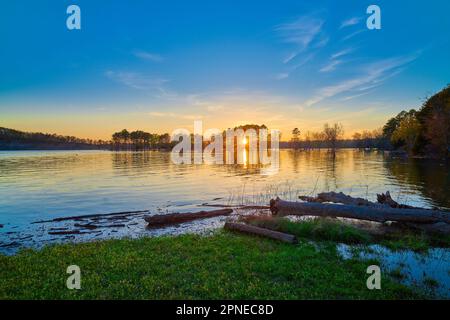 Magnifique coucher de soleil sur Beaver Lake près de Rogers Arkansas. Banque D'Images