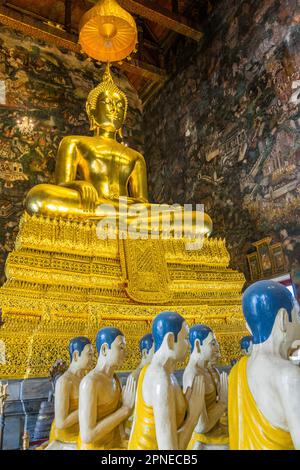 Phra Ubosot (salle d'ordination) à Wat Suthat à Bangkok, Thaïlande. Banque D'Images