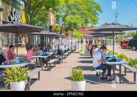 Les gens dînent sur les terrasses du restaurant à Hamilton, Ontario, Canada. Banque D'Images