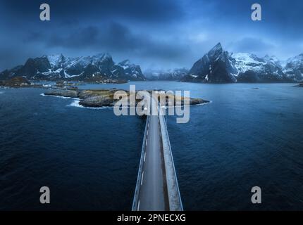 Vue aérienne du pont, de l'île, de la mer, des montagnes enneigées dans le brouillard Banque D'Images