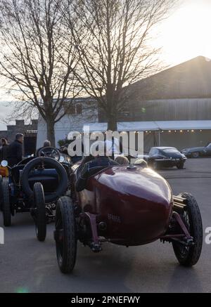 2023 avril - Paddock action, voitures prêtes à rentrer à la maison pendant la réunion des membres de Goodwood 80. Banque D'Images