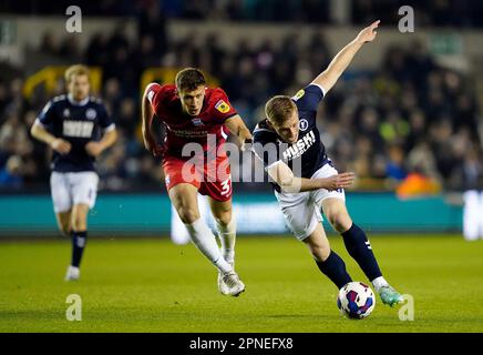 Zian Flemming de Millwall passe devant Krystian Bielik de Birmingham City lors du match de championnat Sky Bet à la Den, Londres. Date de la photo: Mardi 18 avril 2023. Banque D'Images