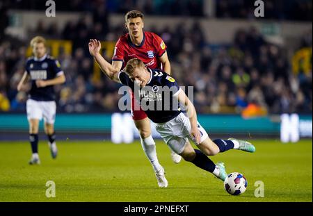 Zian Flemming de Millwall est repris par Krystian Bielik de Birmingham City lors du match de championnat Sky Bet à la Den, Londres. Date de la photo: Mardi 18 avril 2023. Banque D'Images