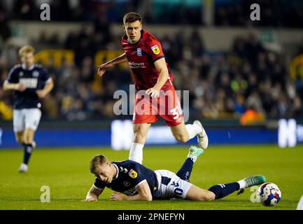 Zian Flemming de Millwall est repris par Krystian Bielik de Birmingham City lors du match de championnat Sky Bet à la Den, Londres. Date de la photo: Mardi 18 avril 2023. Banque D'Images