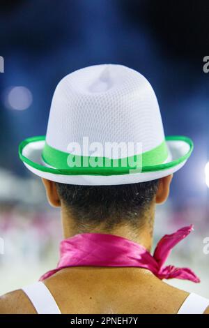 Chapeau blanc avec ceinture sambista verte pendant la répétition du carnaval à Rio de Janeiro, Brésil. Banque D'Images