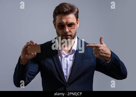 Homme avec une carte de crédit pour examiner les relevés. Cartes de crédit achats en ligne. Un homme avec une carte de crédit avec historique de crédit faisant des paiements. Carte de débit Banque D'Images