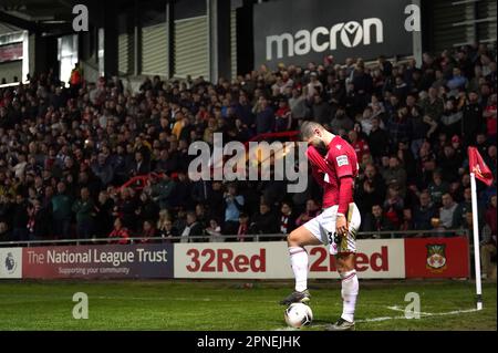 Vue générale des fans de Wrexham tandis que Elliot Lee de Wrexham se trouve à un coin de rue lors du match de la ligue nationale de Vanarama au champ de courses de Wrexham. Date de la photo: Mardi 18 avril 2023. Banque D'Images